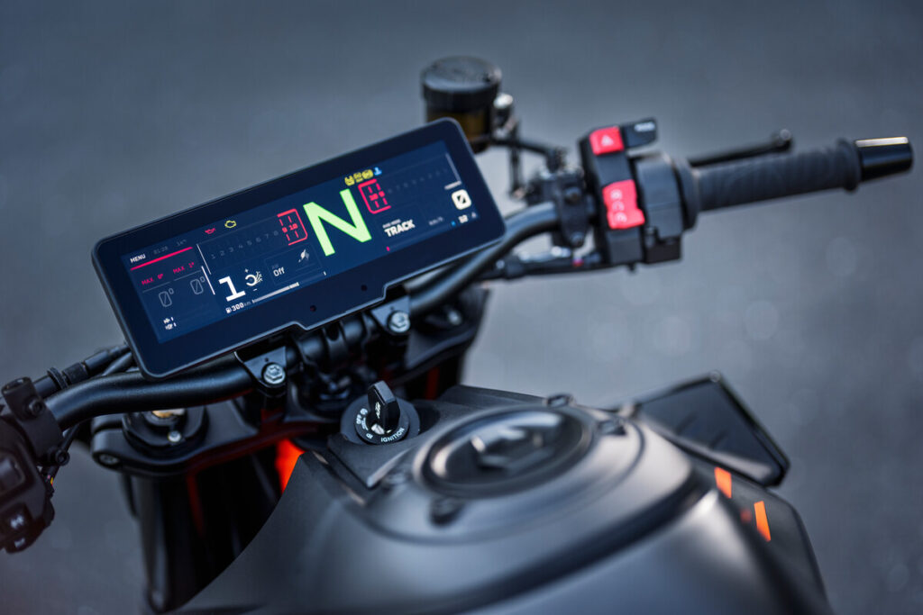 KTM TFT Display Switchgear and Connectivity Unit (1)