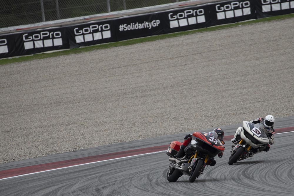 Kyle Wyman shows James Rispoli Harley-DavidsonFactory Racing Road Glide Circuit de Barcelona-Catalunya