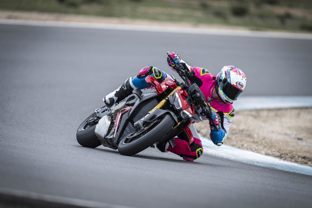 2025 Ducati Streetfighter V4 S cornering 2025 Ducati Streetfighter V4 S cornering