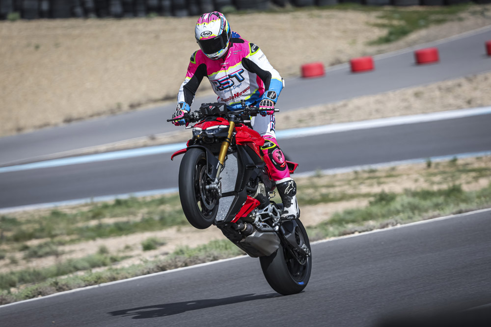 2025 Ducati Streetfighter V4 S wheelie 2025 Ducati Streetfighter V4 S wheelie
