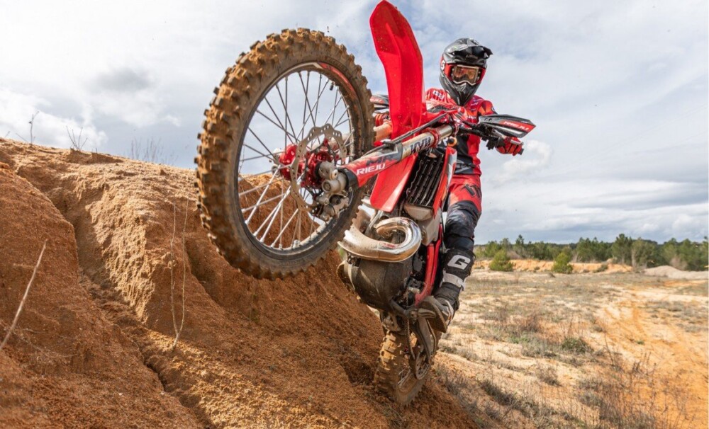 2026 Rieju MR Pro 300i wheelie