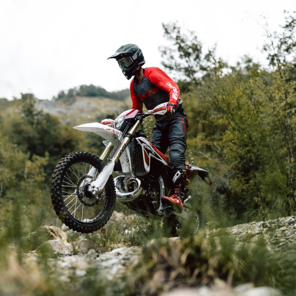 Fantic Motor jumping