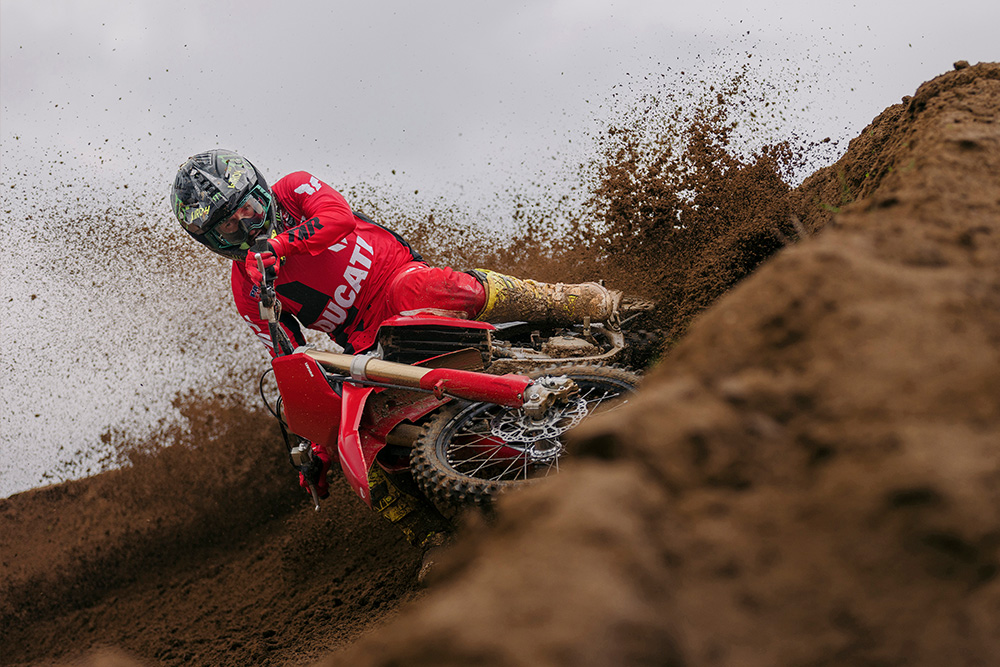 2026-ducati-desmo-450-mx-first-look-cycle-news