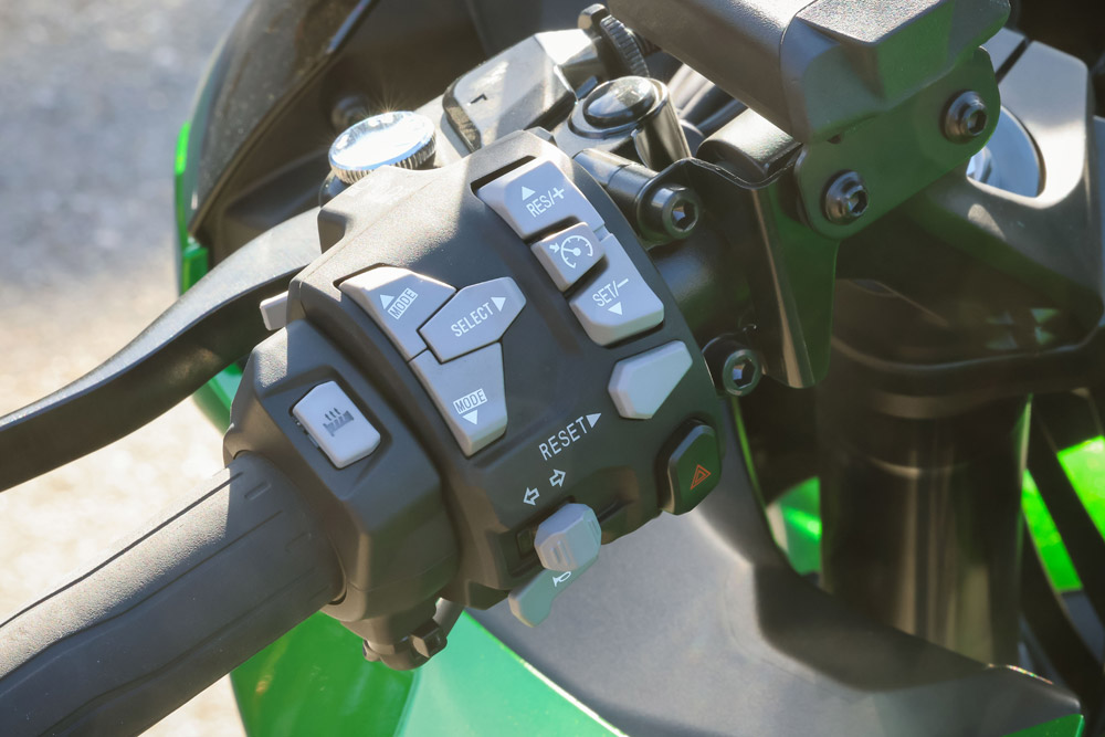 2025 Kawasaki Ninja 1100SX SE ABS handlebar controls 2025 Kawasaki Ninja 1100SX SE ABS handlebar controls