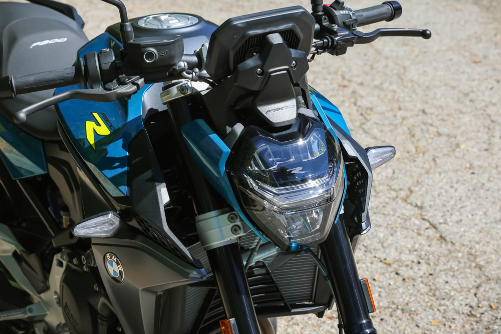 2025 BMW F 900 R adaptive cornering headlight