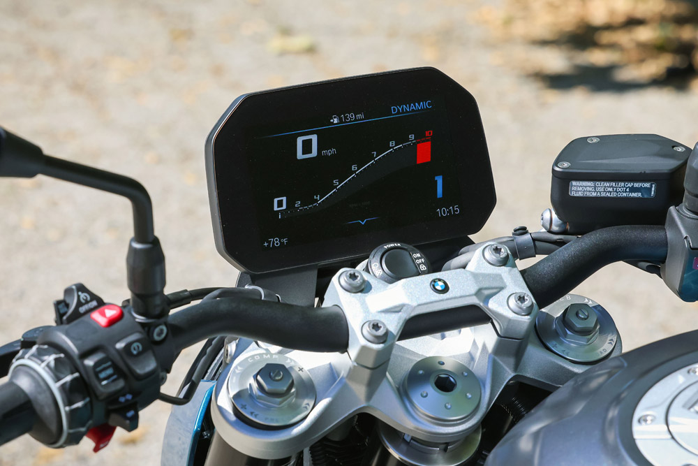 2025 BMW F 900 R dash