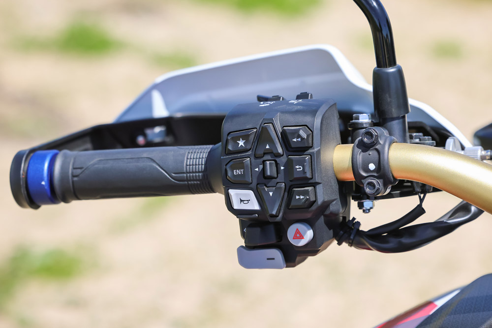 2025 Honda Africa Twin Adventure Sports ES DCT handlebar controls
