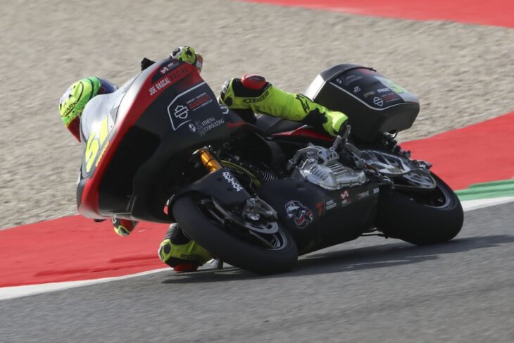 Eric Granado secured pole position during Friday afternoon’s FIM Harley-Davidson Bagger World Cup qualifying session at Italy’s Autodromo Internazionale del Mugello. Riding the Joe Rascal Racing Harley-Davidson on Dunlop control tires, the Brazilian lapped the 3.26-mile (5.25 km) circuit in 1:56.704 to lead the 10-rider field.Teammate Archie Mcdonald was second quickest with a best lap of 1:57.027.
Andrea Iannonce completed the front row after posting a 1:57.251 aboard his Niti Racing Harley-Davidson.
For Saddlemen Racing Harley-Davidson, American riders Jake Lewis (2:00.249), Travis Wyman (2:01.169), and Cory West (2:01.415) finished seventh, ninth, and 10th, respectively.
Cody Wyman claimed eighth place with a 2:00.733 on his Joe Rascal Racing Harley-Davidson.