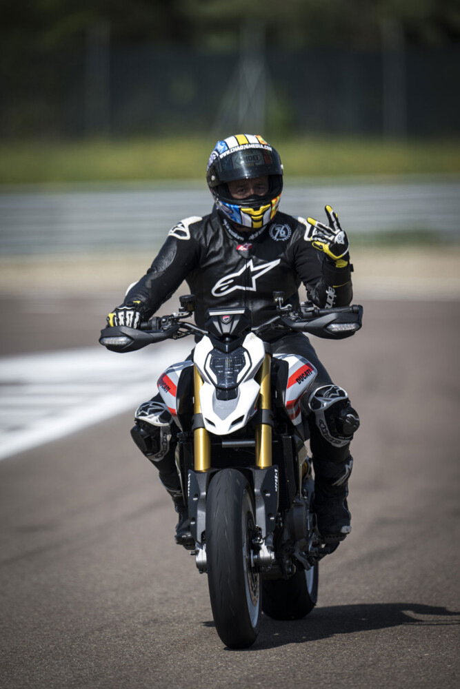 2026 Ducati Hypermotard V2 SP front view
