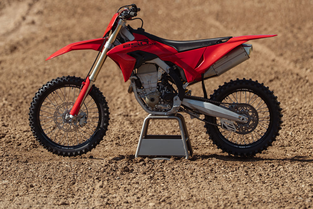Ducati se manda con la Desmo250 MX 2027: ¡ahora van por la clase 250!