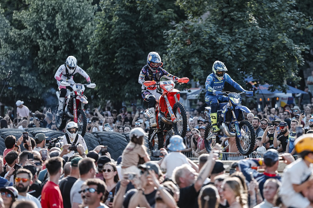 Lettenbichler (1) battles Kabakchiev at 2026 Red Bull Romaniacs