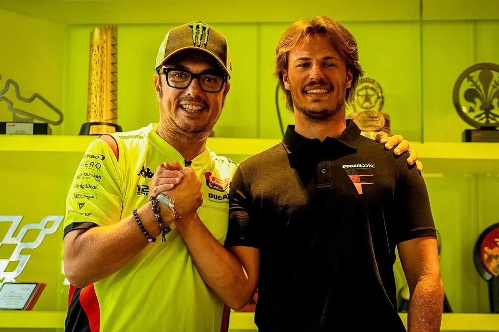 Nicolo Bulega (right) with VR46 Team Director Alessio "Uccio" Salucci (left).