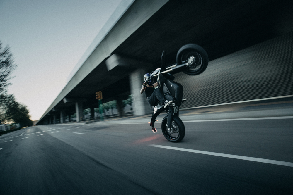 Stark Varg SM Sköll wheelie